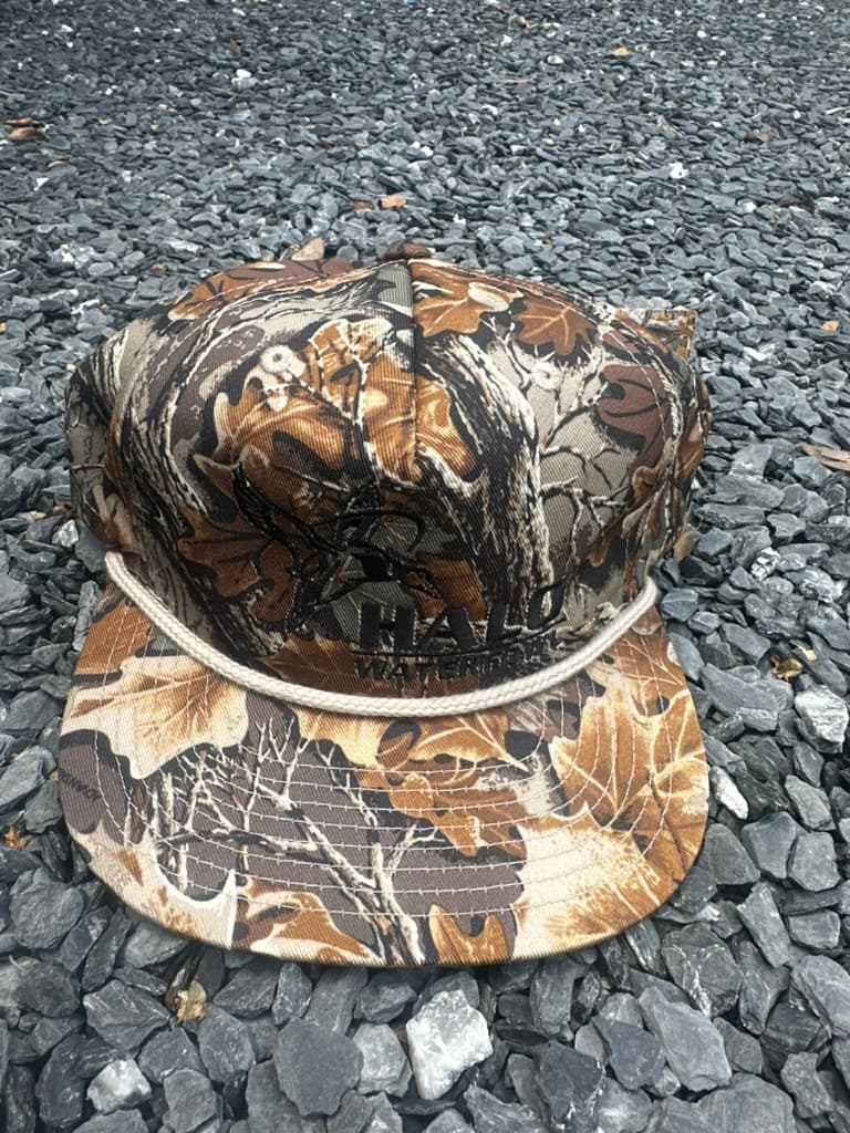 Camo rope cap with black embroidered logo